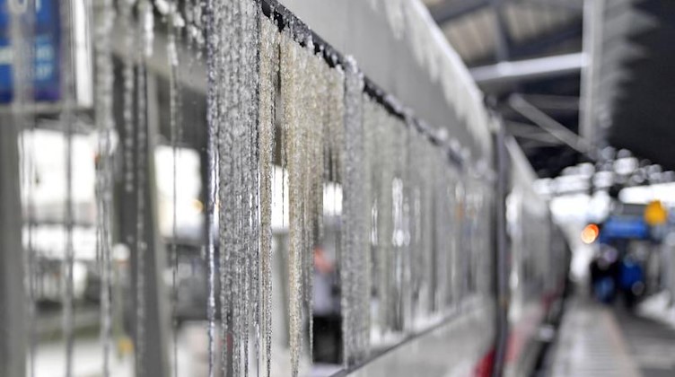 Vereist sind die Scheiben eines ICE im Erfurter Hauptbahnhof. Foto: Martin Schutt/dpa-Zentralbild/dpa