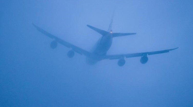 Ein Flugzeug verschwindet nach dem Start vom Flughafen Leipzig/Halle in den Wolken. Foto: Jan Woitas/dpa-Zentralbild/dpa