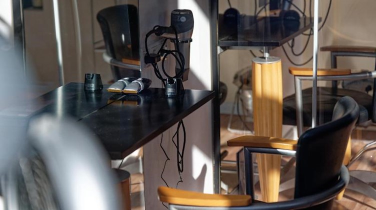 Ungenutzt liegen Arbeitsgeräte in einem Friseursalon. Foto: Henning Kaiser/dpa/Archivbild