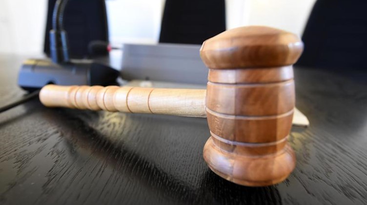 Auf einer Richterbank liegt ein Richterhammer. Foto: Uli Deck/dpa/Symbolbild