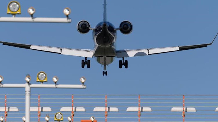 Ein Flugzeug ist im Landeanflug auf den Flughafen Dresden. Foto: Robert Michael/dpa-Zentralbild/dpa/Symbolbild