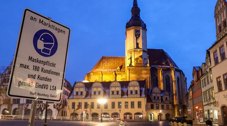 Ein Schild weist auf dem Marktplatz auf die Maskenpflicht an Markttagen hin. Foto: Jan Woitas/dpa-Zentralbild/dpa/Symbolbild