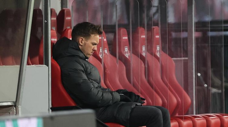 Leipzigs Trainer Julian Nagelsmann sitzt auf der Ersatzbank vor dem Spiel. Foto: Jan Woitas/dpa-Zentralbild/dpa