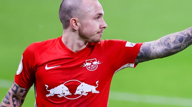Angeliño bedankt sich für ein Zuspiel. Foto: Jan Woitas/dpa-Zentralbild/dpa/Archivbild