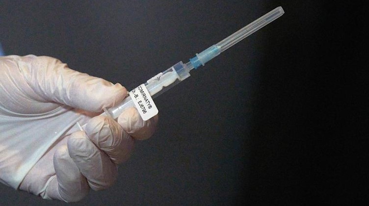 Eine Mitarbeiterin des Impfteams überprüft eine Spritze mit dem Impfstoff gegen Covid-19.. Foto: Thomas Frey/dpa Pool/dpa/Archivbild