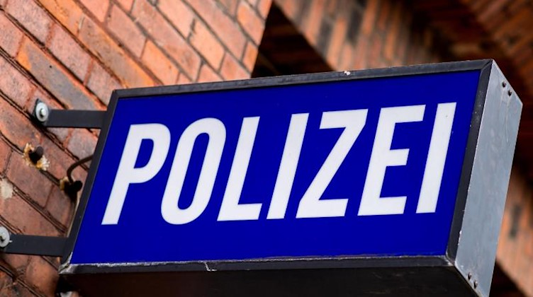 Der Schriftzug «Polizei» auf einem Schild am Gebäude einer Polizeiinspektion. Foto: picture alliance / Hauke-Christian Dittrich/dpa/Archivbild