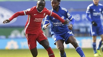 Liverpools Sadio Mane und Leicesters Wilfred Ndidi (l-r.) in Aktion. Foto: Paul Ellis/Pool AFP/AP/dpa