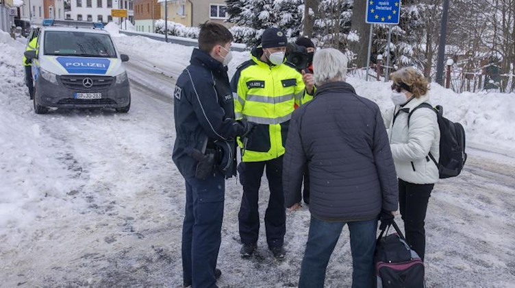 Eine Bundespolizei-Kontrolle an der deutsch-tschechischen Grenze am Grenzübergang in Bärenstein. Foto: Bernd März/dpa