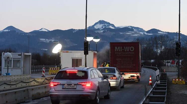 Bundespolizei kontrolliert Reisende an der Autobahn A93 bei Kiefersfelden in Richtung Deutschland. Foto: Angelika Warmuth/dpa