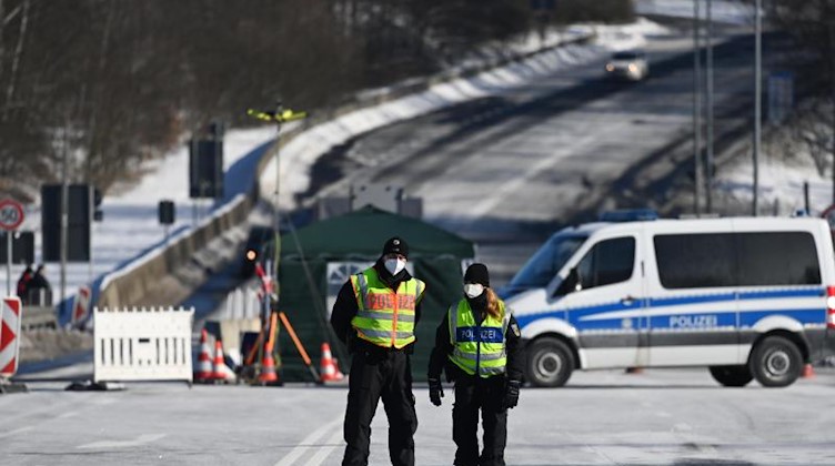 Bundespolizei kontrolliert an der tschechisch-deutschen Grenze Einreisende. Foto: Matthias Balk/dpa