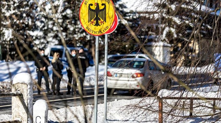 Polizisten kontrollieren Autofahrer am deutsch-tschechischen Grenzübergang. Foto: Vojtìch Hájek/CTK/dpa
