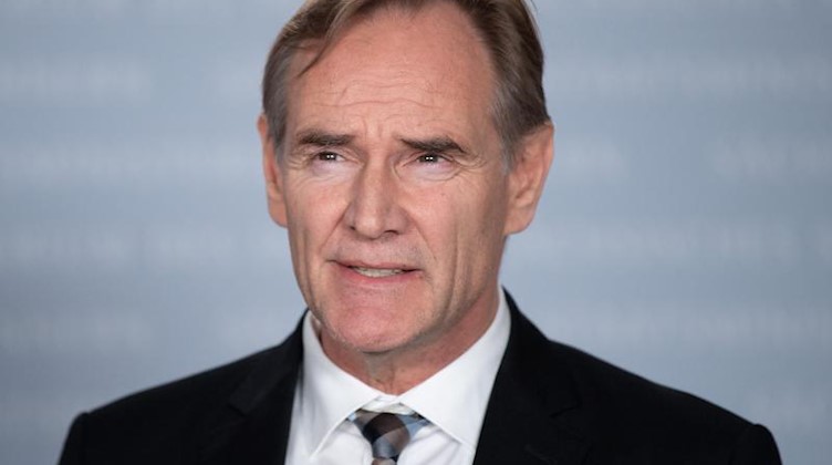 Burkhard Jung (SPD), Oberbürgermeister von Leipzig, spricht bei einer Veranstaltung. Foto: Sebastian Kahnert/dpa-Zentralbild/dpa/Archivbild