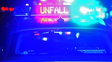Der Schriftzug «Unfall» leuchtet an einem Streifenwagen. Foto: Stefan Puchner/dpa/Symbolbild