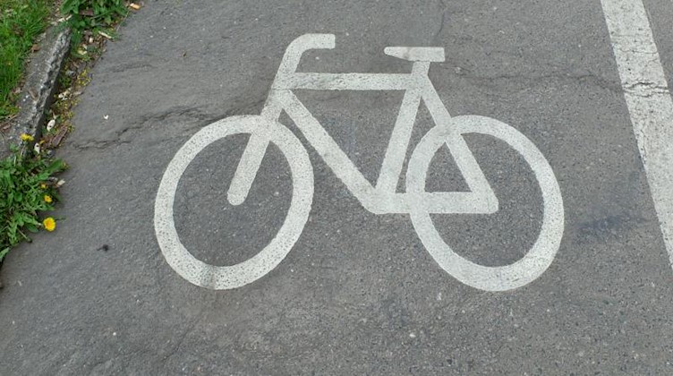 Ein Fahrradsymbol weist Radfahrern die Benutzung des Radweges an. Foto: Peter Endig/dpa-Zentralbild/dpa