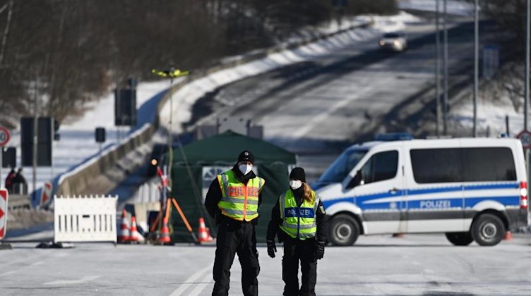 Bundespolizei kontrolliert an der tschechisch-deutschen Grenze Einreisende. Foto: Matthias Balk/dpa