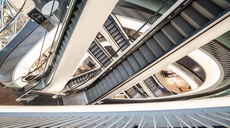 Menschenleer sind die Rolltreppen in einem Einkaufszentrum. Foto: Frank Rumpenhorst/dpa/Archivbild