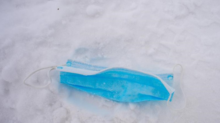 Eine verloren gegangene Maske liegt im Schnee. Foto: Klaus-Dietmar Gabbert/dpa-Zentralbild/dpa/Symbolbild/Archiv
