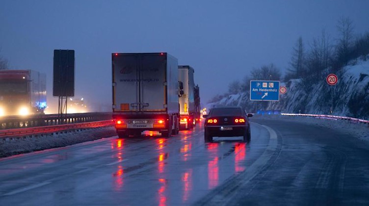 Mehrere Lkw auf der Autobahn. Foto: Daniel Schäfer/dpa-Zentralbild/dpa/Symbolbild