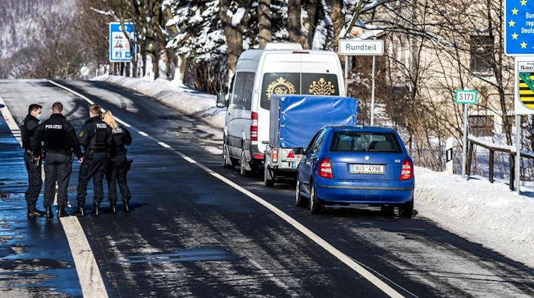 Polizisten stehen am deutsch-tschechischen Grenzübergang. Foto: Vojtìch Hájek/CTK/dpa