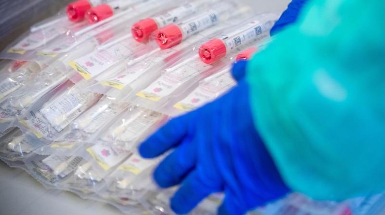 Testsets mit Abstrichstäbchen liegen in einem Testzentrum. Foto: Jens Büttner/dpa-Zentralbild/dpa/Symbolbild