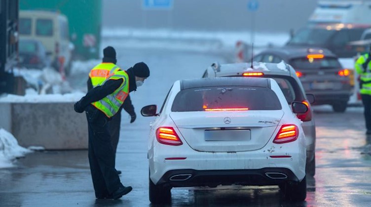 Zwei Polizisten der Bundespolizei bei der Kontrolle von Reisenden und Pendler auf dem Parkplatz Am Heidenholz an der A17 nahe Breitenau. Foto: Daniel Schäfer/dpa-Zentralbild/dpa