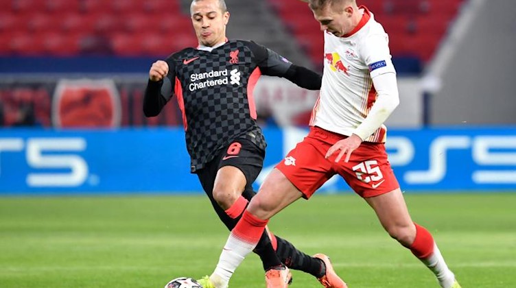 Thiago Alcantara von Liverpool und Dani Olmo von Leipzig (l-r.) am Ball. Foto: Marton Monus/dpa
