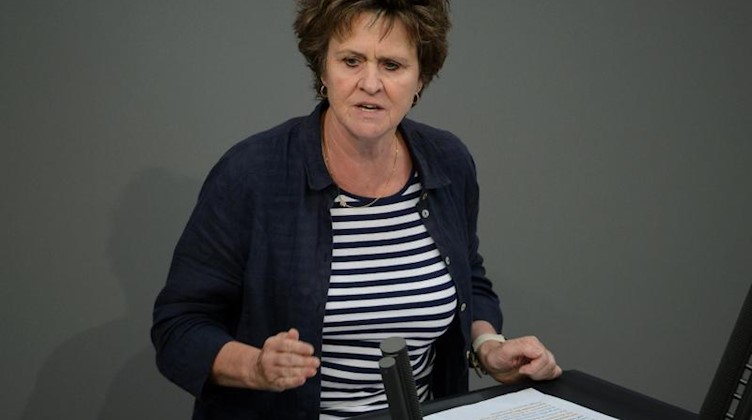 Sabine Zimmermann (Die Linke) spricht im Bundestag. Foto: Sina Schuldt/dpa/Archivbild