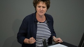Sabine Zimmermann (Die Linke) spricht im Bundestag. Foto: Sina Schuldt/dpa/Archivbild