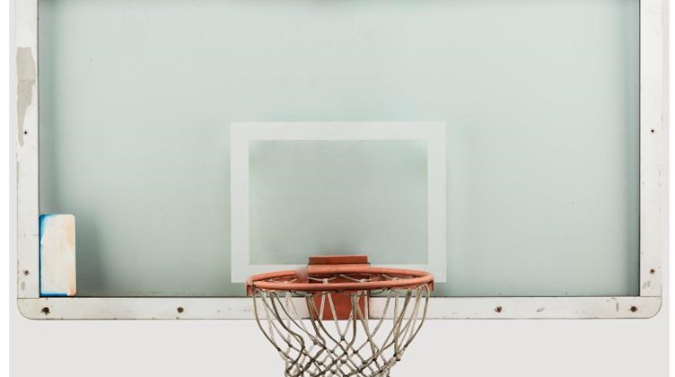 Blick auf einen Basketball Korb. Foto: //Heritage Auctions/dpa/Archivbild