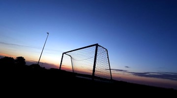 Ein Fußballtor hebt sich auf dem Sportplatz vor dem wolkenlosem Himmel ab. Foto: Karl-Josef Hildenbrand/dpa/Archivbild