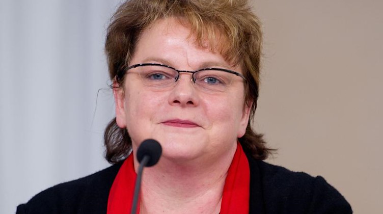 Kerstin Köditz, Landtagsabgeordnete der Partei Die Linke, schaut in die Kamera. Foto: Sebastian Kahnert/dpa-Zentralbild/dpa/Archivbild