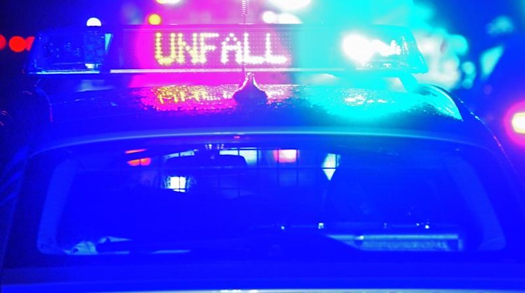 Polizei Blaulicht bei Unfallaufnahme. Foto: Stefan Puchner/dpa/Symbolbild