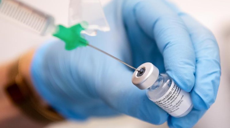Eine Klinik-Mitarbeiterin zieht den Covid-19 Impfstoff für eine Impfung auf eine Spritze. Foto: Sven Hoppe/dpa/Symbolbild