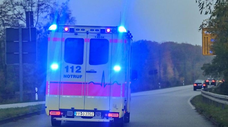 Mit Blaulicht ist ein Rettungswagen im Einsatz. Foto: Patrick Pleul/dpa-Zentralbild/ZB/Archivbild