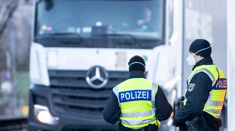 Zwei Bundespolizeisten beobachten den Verkehr. Foto: Matthias Balk/dpa/Archivbild