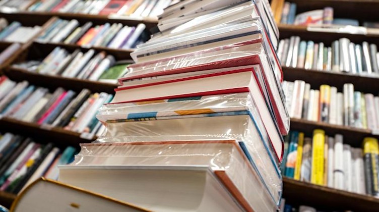Ein Stapel neuer Bücher liegt auf einem Verkaufstisch in einer Buchhandlung. Foto: Frank Rumpenhorst/dpa/Frank Rumpenhorstdpa