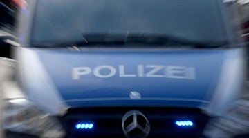 Ein Polizeiwagen mit eingeschaltetem Blaulicht. Foto: Carsten Rehder/dpa/Archivbild