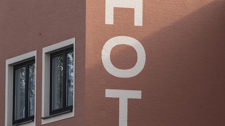 Die Fassade eines Hotels. Foto: Boris Roessler/dpa/Symbolbild
