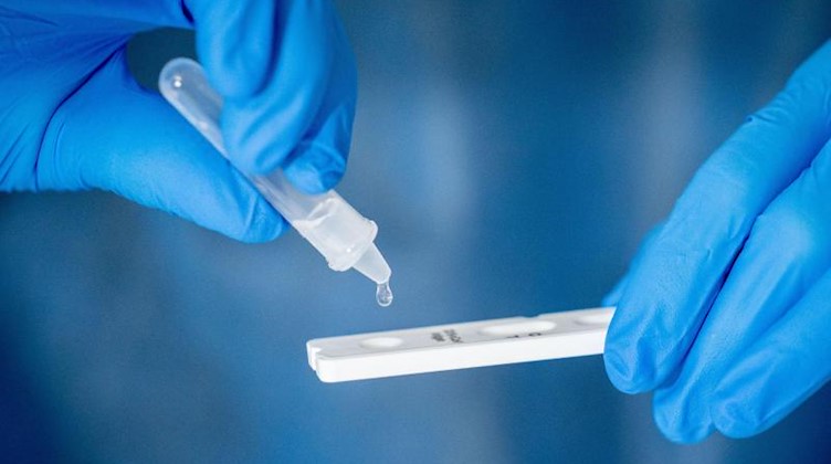 Auswertung eines Corona-Schnelltests. Foto: Kay Nietfeld/dpa/Symbolbild/Archiv