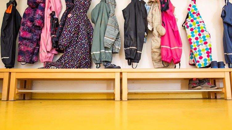 Jacken von Kindern hängen an der Garderobe einer Kita. Foto: Philipp von Ditfurth/dpa/Symbolbild/Archiv