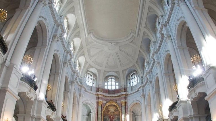 Innenansicht der Kathedrale «Ss. Trinitatis» in Dresden. Foto: Arno Burgi/dpa-Zentralbild/dpa/Archivbild