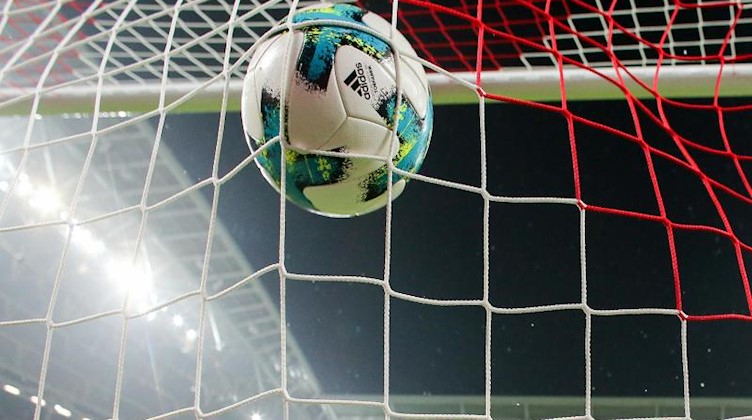 Ein Fußball geht ins Netz. Foto: Jan Woitas/dpa-Zentralbild/dpa/Symbolbild