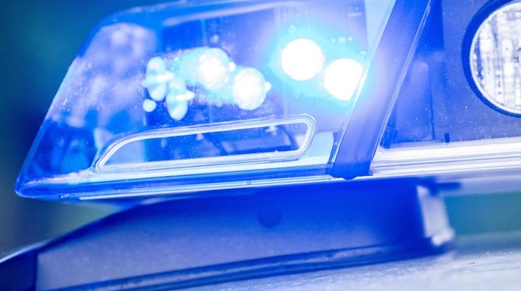 Ein Blaulicht an einer Polizeistreife. Foto: Lino Mirgeler/dpa/Symbolbild