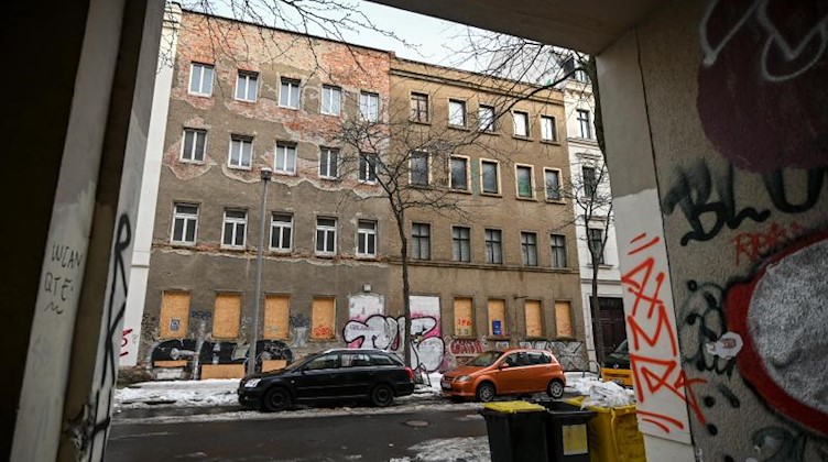 Verfallen wirkt das Wohnhaus Ludwigstraße 71 (r) im Osten von Leipzig. Foto: Hendrik Schmidt/dpa-Zentralbild/ZB/Symbolbild/Archiv