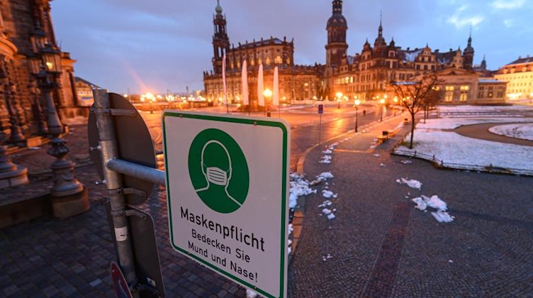 Hinweis auf die Maskenpflicht in Dresden. Foto: Robert Michael/dpa-Zentralbild/dpa/Symbolbild/Archiv