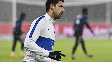 Sami Khedira von Hertha BSC beim Aufwärmen. Foto: John Macdougall/AFP-Pool/dpa/Archivbild