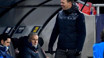 Trainer Julian Nagelsmann von Leipzig steht vor der Bank. Foto: Marton Monus/dpa