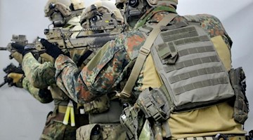 Soldaten trainieren in einem Schießausbildungszentrum. Foto: picture alliance / Franziska Kraufmann/dpa