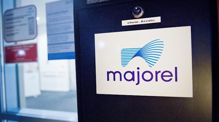 Ein Schild mit dem Schriftzug des Callcenter-Unternehmens Majorel hängt vor einem Eingang. Foto: Stefan Sauer/dpa-Zentralbild/dpa/Archivbild