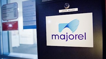Ein Schild mit dem Schriftzug des Callcenter-Unternehmens Majorel hängt vor einem Eingang. Foto: Stefan Sauer/dpa-Zentralbild/dpa/Archivbild